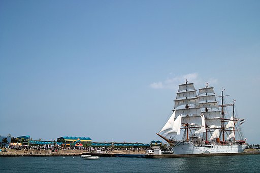 【質】　青い空に白い海王丸