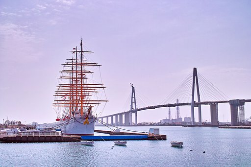 【質】　海王丸と新湊大橋