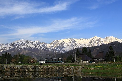 山なみを背に