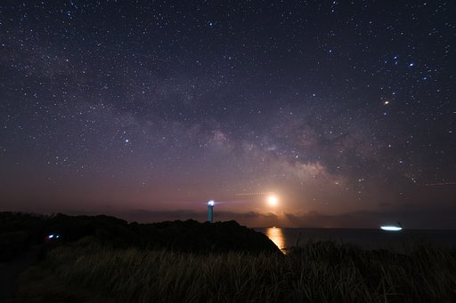 月も昇ってきた