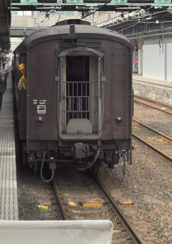 白旗と旧型客車
