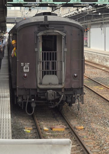 白旗と旧型客車