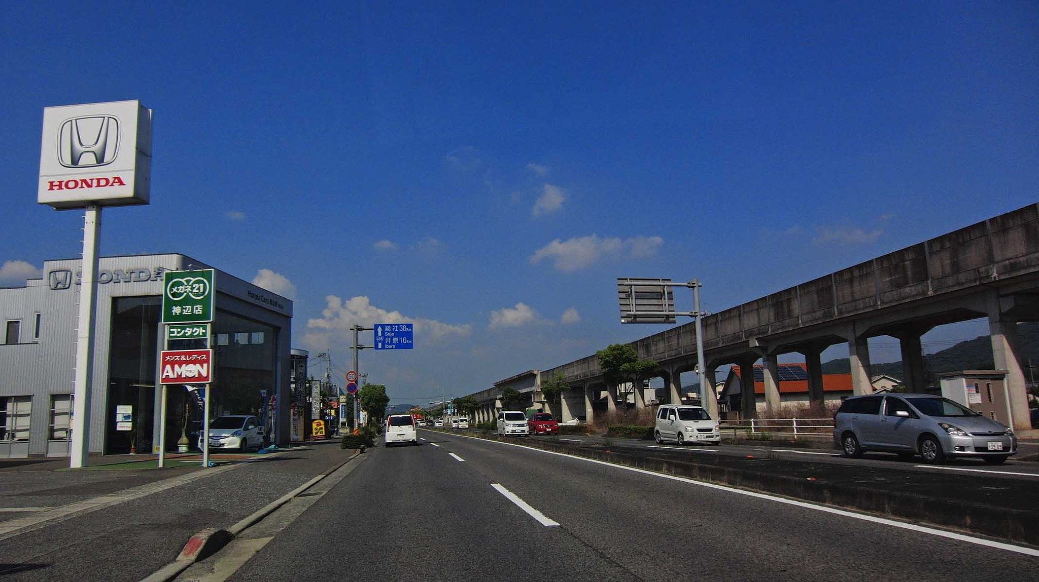 夏空の国道