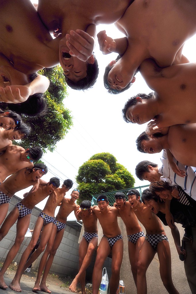 仲　間