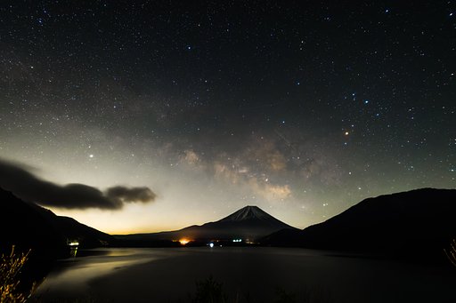 富士山の上に傾く銀河
