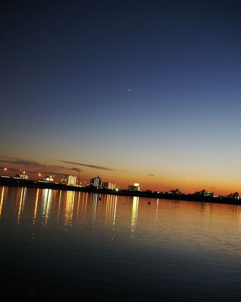 川辺で夕焼けを