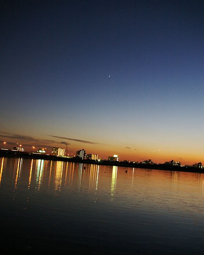 川辺で夕焼けを
