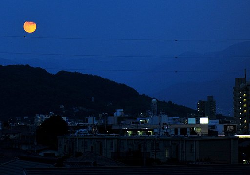 赤い月と夜景