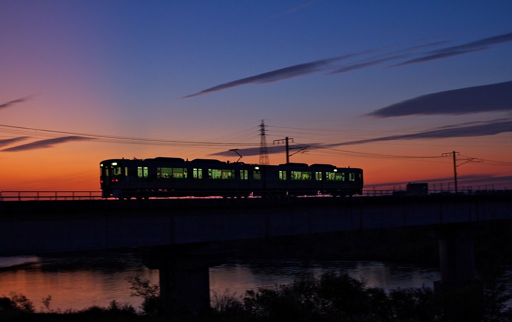 「紅」夕焼けのローカル電車