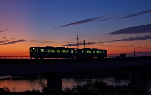 「紅」夕焼けのローカル電車