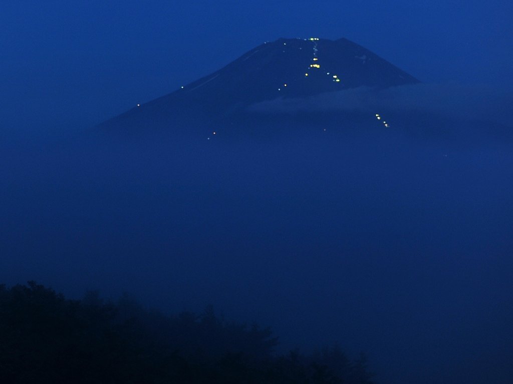 富士山の山頂へ向かう登山者たち