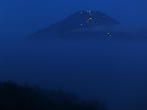 富士山の山頂へ向かう登山者たち