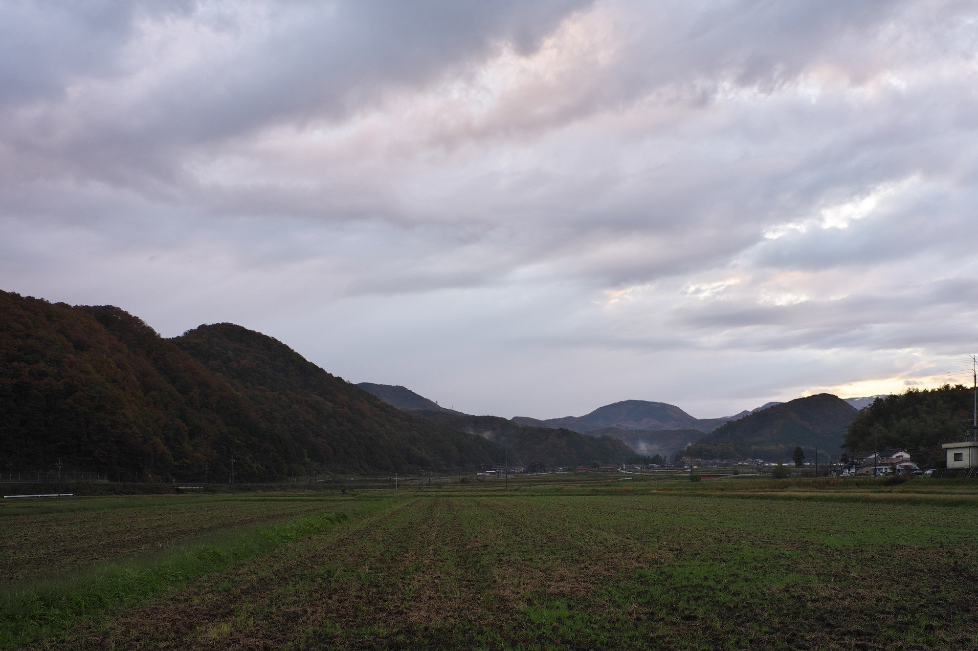 日の出前。